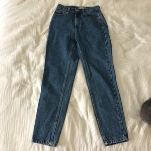 MID-WASH MOM JEANS